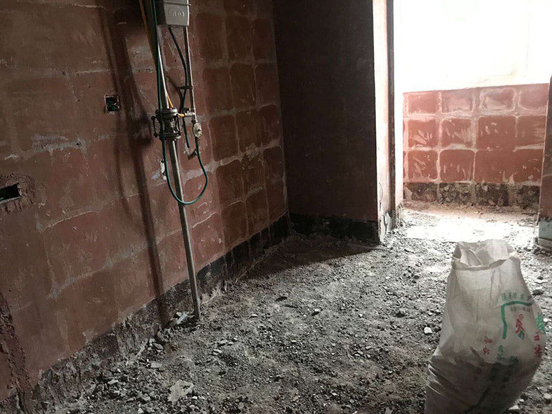 廚房拆除重裝施工：拆除舊廚房是工程中的第一項，將情墻面和地面上原有的瓷磚全部砸掉，不要只砸掉一半或一部分，以免后面在鋪貼時有縫隙。拆除吊頂、廚具和燈具，需按照一定的流程拆除。如果想要重新將廚房整頓一下，那么就將廚房的一切原有的都拆除掉。水路和電路的設(shè)計都是很隱藏的，一般都會做成暗管，隱藏在墻面或地面下，既美觀又不影響使用。做防水是必要的步驟，當(dāng)抹平的水泥完全干透后，要在上面涂抹2-3遍的防水涂料。防水涂料完全干透后，要做防水實驗。貼磚時避免直接站在防水層上，以免踩壞防水層。貼磚工人要站在做完防水處理后的地面上進(jìn)行鋪貼瓷磚。貼瓷磚時要防止出現(xiàn)空鼓和參差不齊的現(xiàn)象。瓷磚和地磚鋪貼完成后，就要按照流程安裝其他家具，比如櫥柜、吊頂和燈具等等。