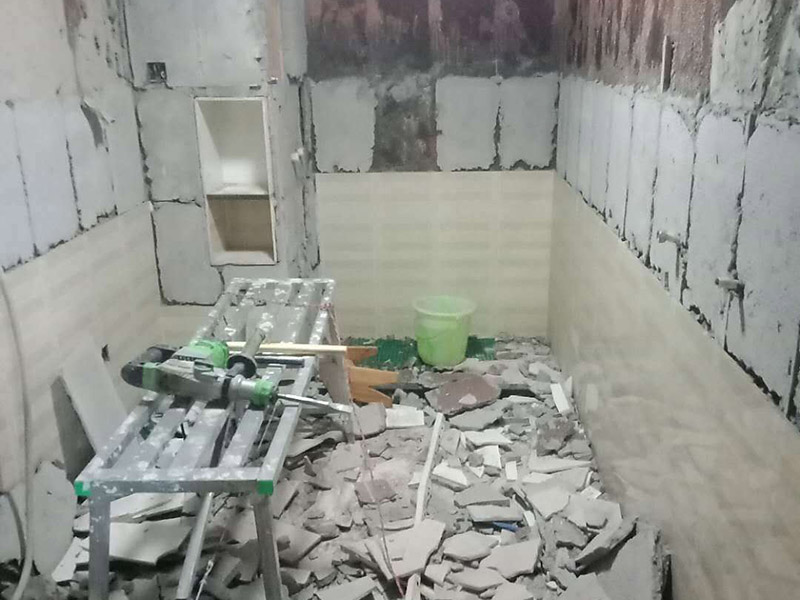 廚房拆除重裝施工：拆除舊廚房是工程中的第一項，將情墻面和地面上原有的瓷磚全部砸掉，不要只砸掉一半或一部分，以免后面在鋪貼時有縫隙。拆除吊頂、廚具和燈具，需按照一定的流程拆除。如果想要重新將廚房整頓一下，那么就將廚房的一切原有的都拆除掉。水路和電路的設(shè)計都是很隱藏的，一般都會做成暗管，隱藏在墻面或地面下，既美觀又不影響使用。做防水是必要的步驟，當(dāng)抹平的水泥完全干透后，要在上面涂抹2-3遍的防水涂料。防水涂料完全干透后，要做防水實驗。貼磚時避免直接站在防水層上，以免踩壞防水層。貼磚工人要站在做完防水處理后的地面上進(jìn)行鋪貼瓷磚。貼瓷磚時要防止出現(xiàn)空鼓和參差不齊的現(xiàn)象。瓷磚和地磚鋪貼完成后，就要按照流程安裝其他家具，比如櫥柜、吊頂和燈具等等。