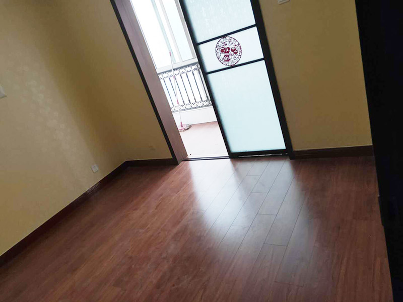 全屋地板換新服務(wù)：鋪地板前都要做一件事，就是清理施工現(xiàn)場，將地面的垃圾清掃干凈，特別是角落要注意清潔干凈，做到無塵無污染。清潔往后開始做地面找平工作，其地面的水平要保持在2mm的誤差內(nèi)，超過的話就必須要做找平了，否則地板鋪好后腳感也會不好的。鋪地板前還需要先將地板進(jìn)行預(yù)鋪，主要是因?yàn)榈匕迨清e(cuò)落安裝的，預(yù)鋪一下，根據(jù)室內(nèi)尺寸進(jìn)行，肯定是有部分地板需要一分為二，預(yù)鋪后根據(jù)尺寸來鋸，可以避免地板損耗。地板有一定的膨脹率，因此鋪裝前要在其與墻面接觸的部位預(yù)留膨脹縫，以免地板起鼓，膨脹縫的大小一般和地板的膨脹系數(shù)有關(guān)系。