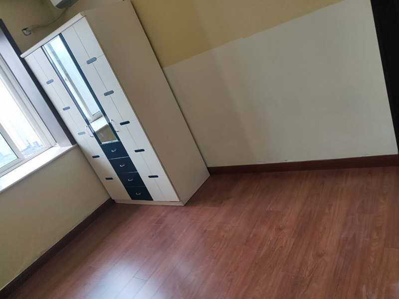 全屋地板換新服務(wù)：鋪地板前都要做一件事，就是清理施工現(xiàn)場，將地面的垃圾清掃干凈，特別是角落要注意清潔干凈，做到無塵無污染。清潔往后開始做地面找平工作，其地面的水平要保持在2mm的誤差內(nèi)，超過的話就必須要做找平了，否則地板鋪好后腳感也會不好的。鋪地板前還需要先將地板進(jìn)行預(yù)鋪，主要是因?yàn)榈匕迨清e(cuò)落安裝的，預(yù)鋪一下，根據(jù)室內(nèi)尺寸進(jìn)行，肯定是有部分地板需要一分為二，預(yù)鋪后根據(jù)尺寸來鋸，可以避免地板損耗。地板有一定的膨脹率，因此鋪裝前要在其與墻面接觸的部位預(yù)留膨脹縫，以免地板起鼓，膨脹縫的大小一般和地板的膨脹系數(shù)有關(guān)系。