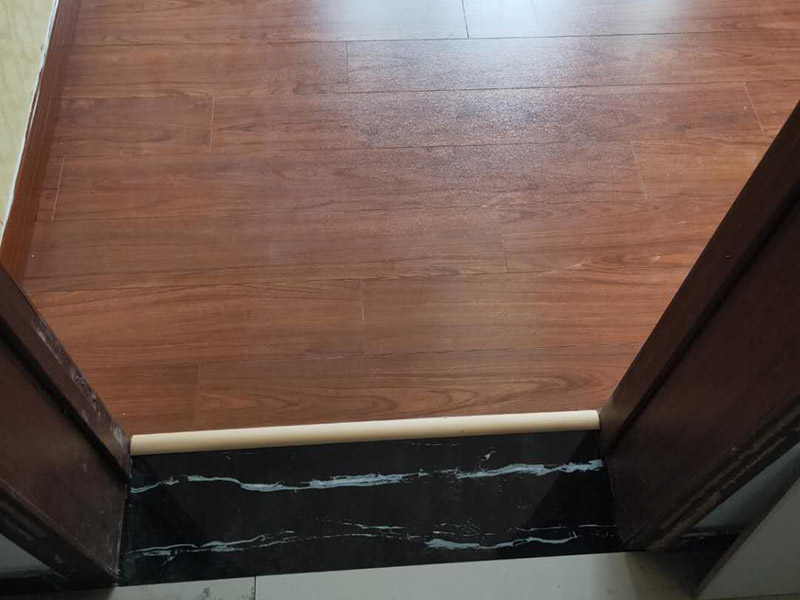 全屋地板換新服務(wù)：鋪地板前都要做一件事，就是清理施工現(xiàn)場，將地面的垃圾清掃干凈，特別是角落要注意清潔干凈，做到無塵無污染。清潔往后開始做地面找平工作，其地面的水平要保持在2mm的誤差內(nèi)，超過的話就必須要做找平了，否則地板鋪好后腳感也會不好的。鋪地板前還需要先將地板進(jìn)行預(yù)鋪，主要是因?yàn)榈匕迨清e(cuò)落安裝的，預(yù)鋪一下，根據(jù)室內(nèi)尺寸進(jìn)行，肯定是有部分地板需要一分為二，預(yù)鋪后根據(jù)尺寸來鋸，可以避免地板損耗。地板有一定的膨脹率，因此鋪裝前要在其與墻面接觸的部位預(yù)留膨脹縫，以免地板起鼓，膨脹縫的大小一般和地板的膨脹系數(shù)有關(guān)系。