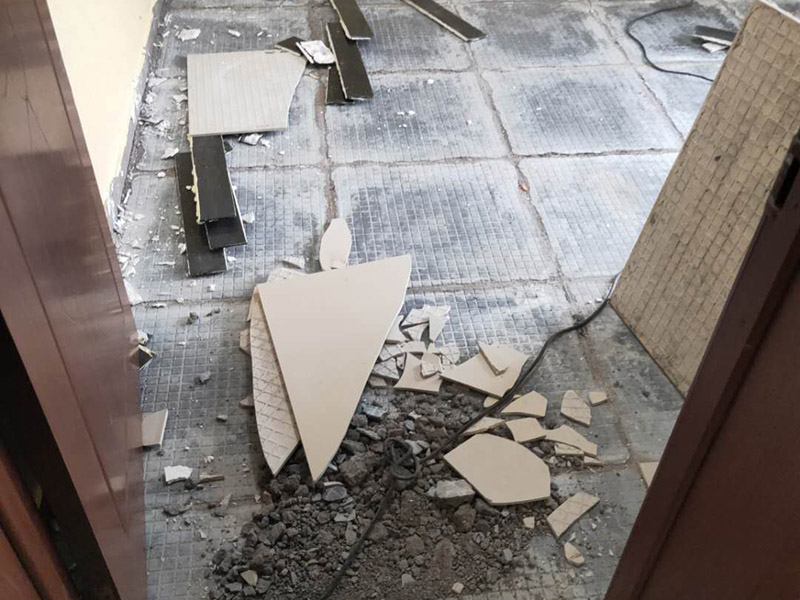 全屋瓷磚拆除施工:首先要撬開大門口的那塊地磚，因?yàn)槟菈K地du磚是有一邊露在外面的所以比較容易撬開。再用扁的鑿子一片一片的往里撬，如果水泥砂漿做的不是特別牢固的話可以直接用錘子把扁撬敲擊地磚和水泥地中間的縫隙。