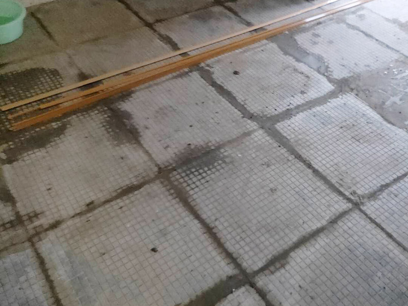 全屋瓷磚拆除施工:首先要撬開大門口的那塊地磚，因?yàn)槟菈K地du磚是有一邊露在外面的所以比較容易撬開。再用扁的鑿子一片一片的往里撬，如果水泥砂漿做的不是特別牢固的話可以直接用錘子把扁撬敲擊地磚和水泥地中間的縫隙。