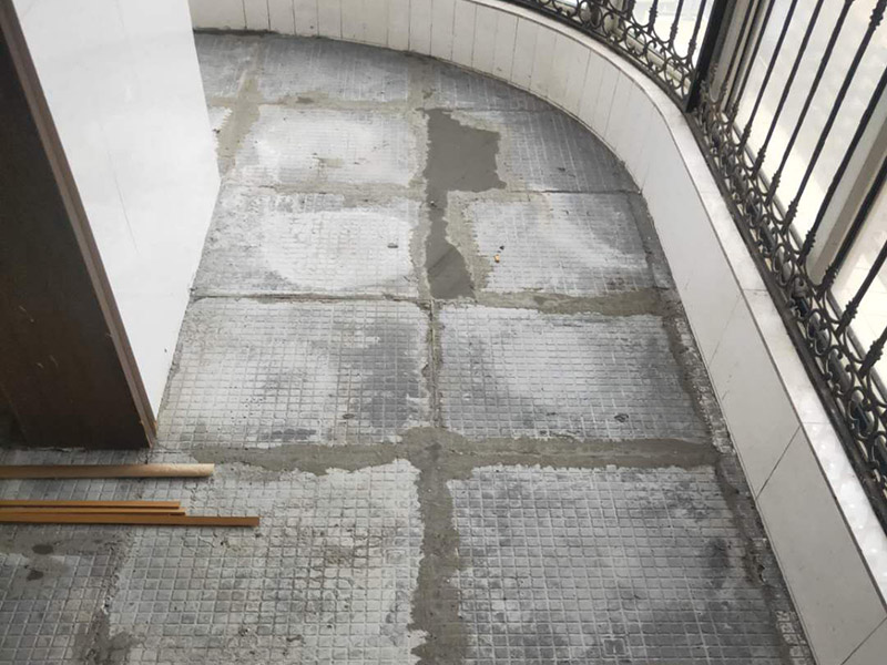 全屋瓷磚拆除施工:首先要撬開大門口的那塊地磚，因?yàn)槟菈K地du磚是有一邊露在外面的所以比較容易撬開。再用扁的鑿子一片一片的往里撬，如果水泥砂漿做的不是特別牢固的話可以直接用錘子把扁撬敲擊地磚和水泥地中間的縫隙。