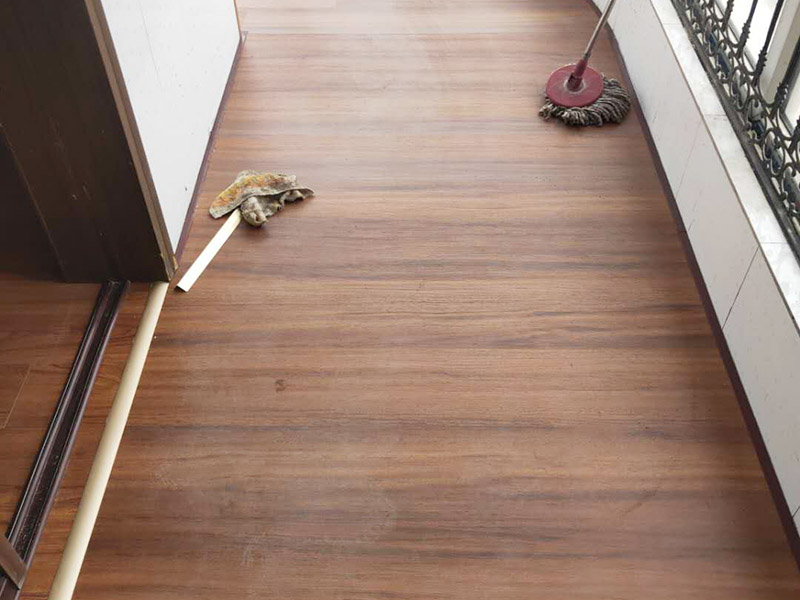 陽臺(tái)鋪地板案例:1、先對地面進(jìn)行找平，水平的誤差不能超過2毫米。地面要是不平，腳感就不好。再就是將邊、角部位等突起或有不平的地方進(jìn)行局部修整。再鋪防潮層，防潮層可以防止以后地板受潮。鋪平，接縫處要并攏。 2、然后就是安裝地板了，因?yàn)榈匕迨且e(cuò)落安裝的，先預(yù)鋪一下，將部分地板一分為二，要按尺寸來鋸，萬一鋸多了，地板損耗就大了。因?yàn)榈匕逵幸欢ǖ呐蛎浡?，因此鋪裝前要在其與墻面接觸的部位預(yù)留膨脹縫，以免地板起鼓。膨脹縫的大小一般和地板的膨脹系數(shù)有關(guān)系。粘合地板的膠水要用強(qiáng)化地板專用的，這種膠的污染比較小。不要隨便在市場上選非地板專用膠，地板本身就存在的污染上再增加污染源。 3、鋪前看好地板是否用對，再鋪設(shè)地板。在鋪設(shè)時(shí)，要一塊短的旁邊鋪一塊長的，這樣交叉鋪設(shè)地板就咬得住不易松動(dòng)，地板拼合后還要用工具敲緊。再下來就是銜接了，一般用地板壓條掩蓋。但也有用玻璃膠填充。 4、然后檢查一遍，把不完美的地方修整一下。然后就是踢腳線的安裝，要做的接頭緊密，平齊。并且要保證能壓住地板墻縫。地板鋪好接下來是安裝壓條了，一般地板比地面高就要用那種高低壓條，地板與地面一樣平就要用這種平壓條了。