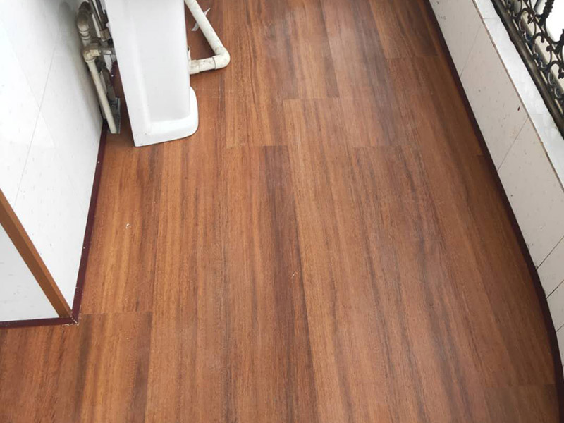 陽臺(tái)鋪地板案例:1、先對地面進(jìn)行找平，水平的誤差不能超過2毫米。地面要是不平，腳感就不好。再就是將邊、角部位等突起或有不平的地方進(jìn)行局部修整。再鋪防潮層，防潮層可以防止以后地板受潮。鋪平，接縫處要并攏。 2、然后就是安裝地板了，因?yàn)榈匕迨且e(cuò)落安裝的，先預(yù)鋪一下，將部分地板一分為二，要按尺寸來鋸，萬一鋸多了，地板損耗就大了。因?yàn)榈匕逵幸欢ǖ呐蛎浡?，因此鋪裝前要在其與墻面接觸的部位預(yù)留膨脹縫，以免地板起鼓。膨脹縫的大小一般和地板的膨脹系數(shù)有關(guān)系。粘合地板的膠水要用強(qiáng)化地板專用的，這種膠的污染比較小。不要隨便在市場上選非地板專用膠，地板本身就存在的污染上再增加污染源。 3、鋪前看好地板是否用對，再鋪設(shè)地板。在鋪設(shè)時(shí)，要一塊短的旁邊鋪一塊長的，這樣交叉鋪設(shè)地板就咬得住不易松動(dòng)，地板拼合后還要用工具敲緊。再下來就是銜接了，一般用地板壓條掩蓋。但也有用玻璃膠填充。 4、然后檢查一遍，把不完美的地方修整一下。然后就是踢腳線的安裝，要做的接頭緊密，平齊。并且要保證能壓住地板墻縫。地板鋪好接下來是安裝壓條了，一般地板比地面高就要用那種高低壓條，地板與地面一樣平就要用這種平壓條了。