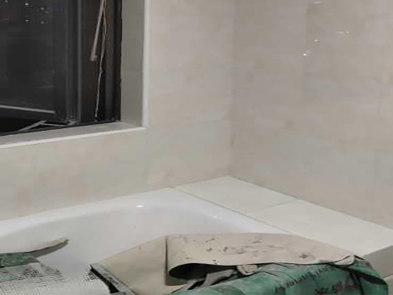 浴室瓷磚鋪貼裝修：在鋪貼瓷磚前，要先把還沒涂抹水泥的地磚鋪在地上，并敲平，然后在地磚上涂滿水泥，鋪在地面，鋪地磚的過程中要對齊四塊磚的對角位置。  另外，在鋪貼瓷磚時也要講究鋪貼順序，在鋪地磚時應從內向外貼，有坡度或地漏的地方，要注意排水方向找坡，而墻面磚應從下往上貼，底層的瓷磚要最后貼，這樣鋪貼出來才美觀，鋪完地磚后還要壓地磚。 瓷磚鋪貼像是用膠水把兩個東西粘貼在一起，如果物體表面有臟東西的話，粘貼就不會很牢固，因此在鋪貼瓷磚前我們要先清理浴室的墻面和地面。如果墻面本身有裂痕，也要先進行處理再鋪貼瓷磚；而地面有不平或不直的地方也要先進行找平處理，這樣貼出來的瓷磚才比較完美。