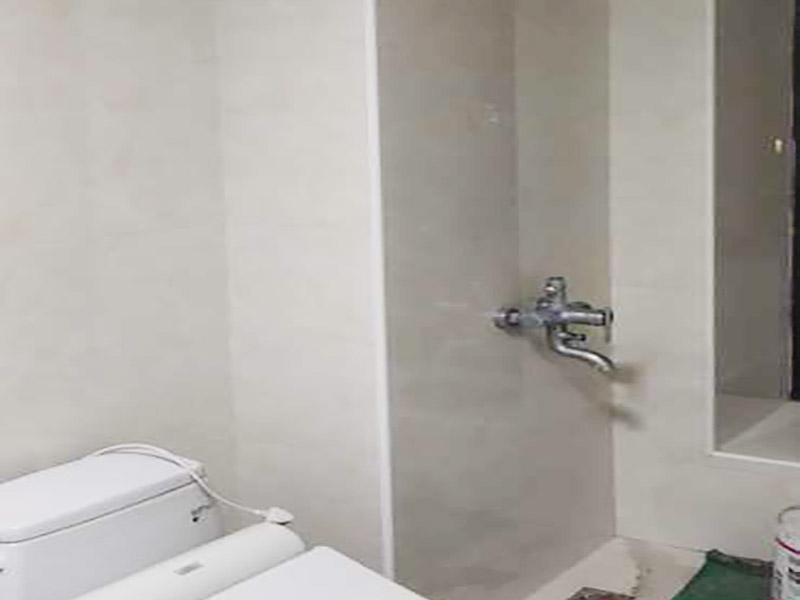 浴室瓷磚鋪貼裝修：在鋪貼瓷磚前，要先把還沒涂抹水泥的地磚鋪在地上，并敲平，然后在地磚上涂滿水泥，鋪在地面，鋪地磚的過程中要對齊四塊磚的對角位置。  另外，在鋪貼瓷磚時也要講究鋪貼順序，在鋪地磚時應從內向外貼，有坡度或地漏的地方，要注意排水方向找坡，而墻面磚應從下往上貼，底層的瓷磚要最后貼，這樣鋪貼出來才美觀，鋪完地磚后還要壓地磚。 瓷磚鋪貼像是用膠水把兩個東西粘貼在一起，如果物體表面有臟東西的話，粘貼就不會很牢固，因此在鋪貼瓷磚前我們要先清理浴室的墻面和地面。如果墻面本身有裂痕，也要先進行處理再鋪貼瓷磚；而地面有不平或不直的地方也要先進行找平處理，這樣貼出來的瓷磚才比較完美。