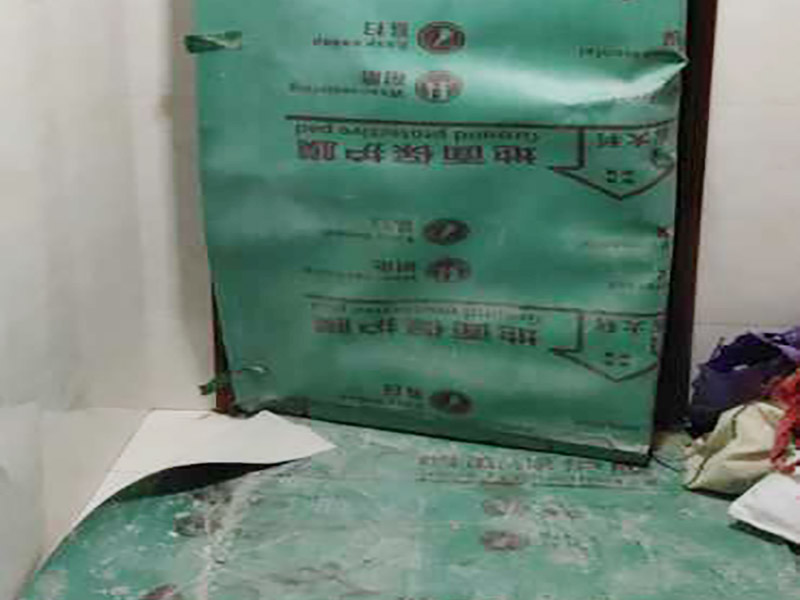 浴室瓷磚鋪貼裝修：在鋪貼瓷磚前，要先把還沒涂抹水泥的地磚鋪在地上，并敲平，然后在地磚上涂滿水泥，鋪在地面，鋪地磚的過程中要對齊四塊磚的對角位置。  另外，在鋪貼瓷磚時也要講究鋪貼順序，在鋪地磚時應從內向外貼，有坡度或地漏的地方，要注意排水方向找坡，而墻面磚應從下往上貼，底層的瓷磚要最后貼，這樣鋪貼出來才美觀，鋪完地磚后還要壓地磚。 瓷磚鋪貼像是用膠水把兩個東西粘貼在一起，如果物體表面有臟東西的話，粘貼就不會很牢固，因此在鋪貼瓷磚前我們要先清理浴室的墻面和地面。如果墻面本身有裂痕，也要先進行處理再鋪貼瓷磚；而地面有不平或不直的地方也要先進行找平處理，這樣貼出來的瓷磚才比較完美。