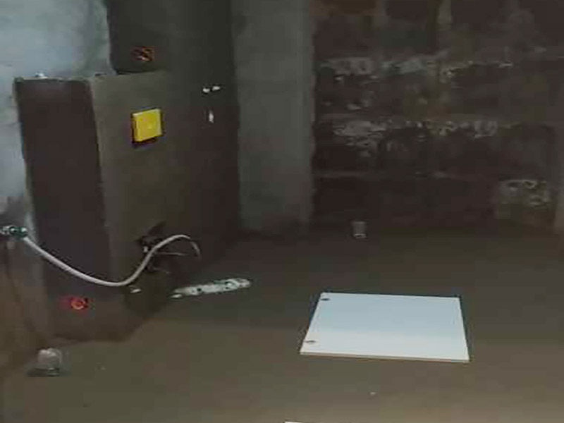 1.紅磚墻：在水箱支架邊緣及空隙處封砌紅磚，水箱前方砌約50mm紅磚墻，預(yù)留水箱保護框、沖水管、排水管、螺桿位置。小編提醒您紅磚的厚度選擇要適合，最小厚度約50mm。 　　2.輕鋼龍骨+防潮石膏板：安裝輕鋼龍骨時 要與水箱支架保持平整，石膏板要緊貼支架表面并固定，避免使用過程中出現(xiàn)裝飾材料破裂的現(xiàn)象。 　　3.灰磚+鋼絲網(wǎng)：在水箱支架邊緣及空隙處用磚砌，與支架表面保持平整。用略大于支架的鋼絲網(wǎng)把水箱支架整體封起來，將鋼絲網(wǎng)固定在磚墻上。若有需要可封兩層鋼絲網(wǎng)。