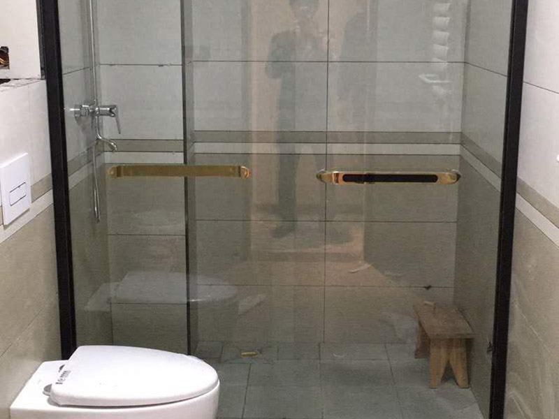 衛(wèi)生間裝修翻新:為了讓翻新后的衛(wèi)生間能給家人帶來更加的便利，首先要咨詢家里人的意見和使用習(xí)慣，如果家里有老人和小孩的話，防滑設(shè)施一定要到位。要全面分析戶型平面圖，使得對衛(wèi)生間的尺寸和排水位置等有一個大體的了解，然后在根據(jù)衛(wèi)生間的大小來安排好衛(wèi)生間設(shè)備的位置。如果原來的墻磚和地面很老舊的話，可以考慮把墻磚和地面打掉，然后在鋪貼新磚。這里要注意的是鋪貼新磚之前一定要對衛(wèi)生間做好防水。