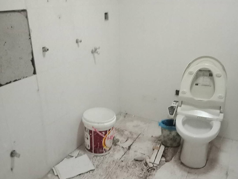 衛(wèi)生間裝修翻新:為了讓翻新后的衛(wèi)生間能給家人帶來更加的便利，首先要咨詢家里人的意見和使用習(xí)慣，如果家里有老人和小孩的話，防滑設(shè)施一定要到位。要全面分析戶型平面圖，使得對衛(wèi)生間的尺寸和排水位置等有一個大體的了解，然后在根據(jù)衛(wèi)生間的大小來安排好衛(wèi)生間設(shè)備的位置。如果原來的墻磚和地面很老舊的話，可以考慮把墻磚和地面打掉，然后在鋪貼新磚。這里要注意的是鋪貼新磚之前一定要對衛(wèi)生間做好防水。