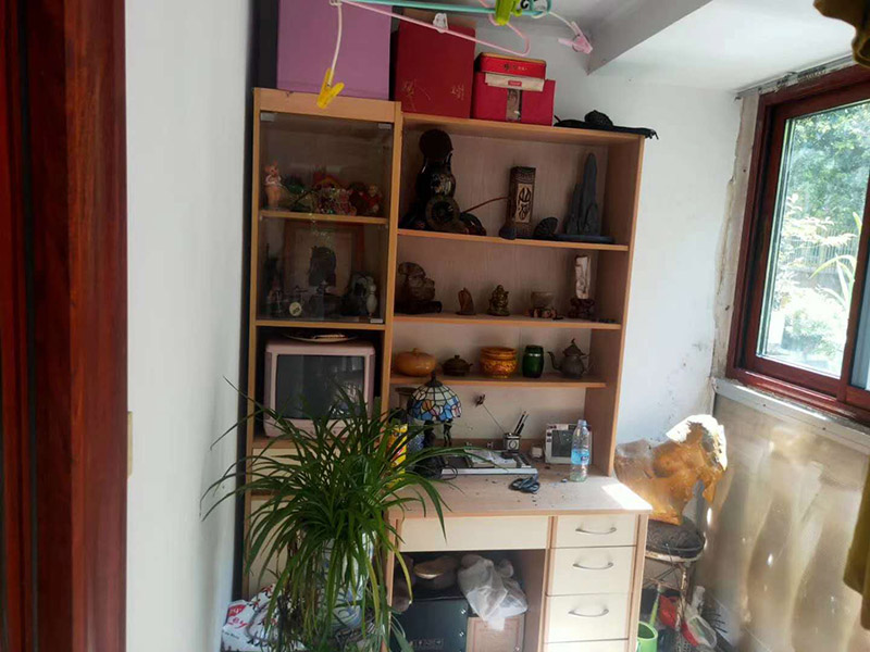 陽臺(tái)改造前后對(duì)比：將陽臺(tái)直接的重新的粉刷，那么就是使得這樣的老舊的痕跡消除，或者是直接的拆掉，重新安裝別的。老房子的陽臺(tái)其實(shí)是比較的適合去重新的安裝一個(gè)新的承載系統(tǒng)，這樣話，就是能達(dá)到一個(gè)很好的裝修的效果。裝修陽臺(tái)還可以將地面的瓷磚或者地板重新的拆開再去安裝，這樣的做法是能起到一個(gè)很好的效果的。