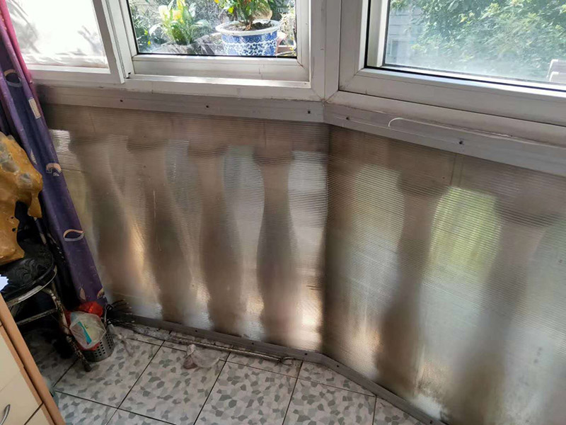 陽臺(tái)改造前后對(duì)比：將陽臺(tái)直接的重新的粉刷，那么就是使得這樣的老舊的痕跡消除，或者是直接的拆掉，重新安裝別的。老房子的陽臺(tái)其實(shí)是比較的適合去重新的安裝一個(gè)新的承載系統(tǒng)，這樣話，就是能達(dá)到一個(gè)很好的裝修的效果。裝修陽臺(tái)還可以將地面的瓷磚或者地板重新的拆開再去安裝，這樣的做法是能起到一個(gè)很好的效果的。