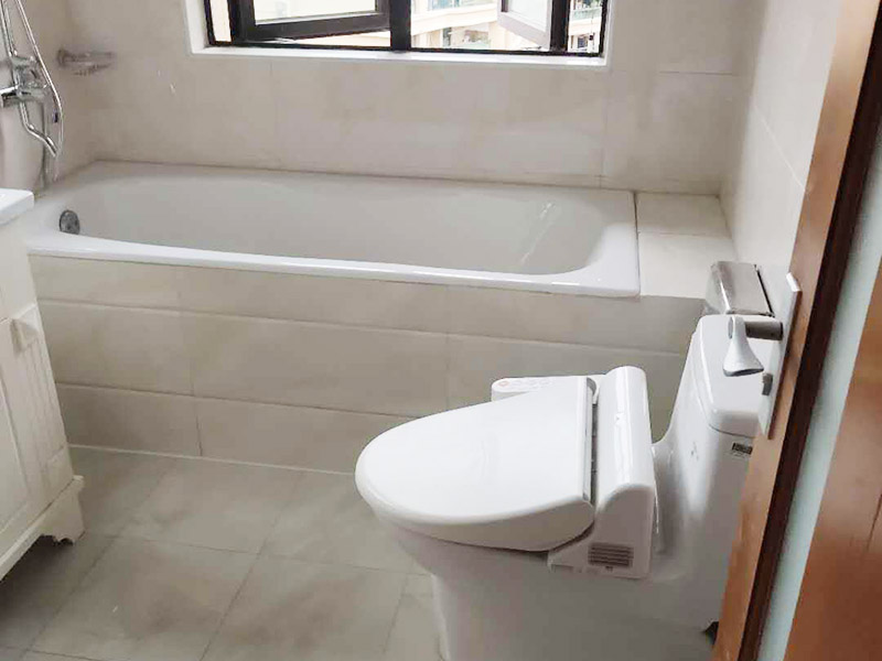 浴室裝修翻新案例：因為開發(fā)商在衛(wèi)生間的區(qū)域布局及使用功能的劃分上面，幾乎都是一個大概的布局，對于我們自身的生活習慣，不一定使用，這就需要重新設計布局及水電路的改造。測量好尺寸后，根據個人的生活習慣，設計制作衛(wèi)生間平面圖，完成平面設計后，我們就可以按照圖紙的尺寸到位于店面選擇合適的衛(wèi)浴產品了。根據選擇好的衛(wèi)浴產品進行衛(wèi)生間的水電改造施工在做防水施工的時候，如果要安裝蹲便器的衛(wèi)生間，請一定在回填后將蹲便的預留坑夯實整平后做防水，這樣就有效的避免了衛(wèi)生間漏水的問題。