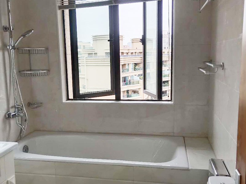 浴室裝修翻新案例：因為開發(fā)商在衛(wèi)生間的區(qū)域布局及使用功能的劃分上面，幾乎都是一個大概的布局，對于我們自身的生活習慣，不一定使用，這就需要重新設計布局及水電路的改造。測量好尺寸后，根據個人的生活習慣，設計制作衛(wèi)生間平面圖，完成平面設計后，我們就可以按照圖紙的尺寸到位于店面選擇合適的衛(wèi)浴產品了。根據選擇好的衛(wèi)浴產品進行衛(wèi)生間的水電改造施工在做防水施工的時候，如果要安裝蹲便器的衛(wèi)生間，請一定在回填后將蹲便的預留坑夯實整平后做防水，這樣就有效的避免了衛(wèi)生間漏水的問題。