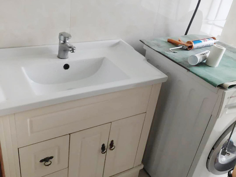 浴室裝修翻新案例：因為開發(fā)商在衛(wèi)生間的區(qū)域布局及使用功能的劃分上面，幾乎都是一個大概的布局，對于我們自身的生活習慣，不一定使用，這就需要重新設計布局及水電路的改造。測量好尺寸后，根據個人的生活習慣，設計制作衛(wèi)生間平面圖，完成平面設計后，我們就可以按照圖紙的尺寸到位于店面選擇合適的衛(wèi)浴產品了。根據選擇好的衛(wèi)浴產品進行衛(wèi)生間的水電改造施工在做防水施工的時候，如果要安裝蹲便器的衛(wèi)生間，請一定在回填后將蹲便的預留坑夯實整平后做防水，這樣就有效的避免了衛(wèi)生間漏水的問題。