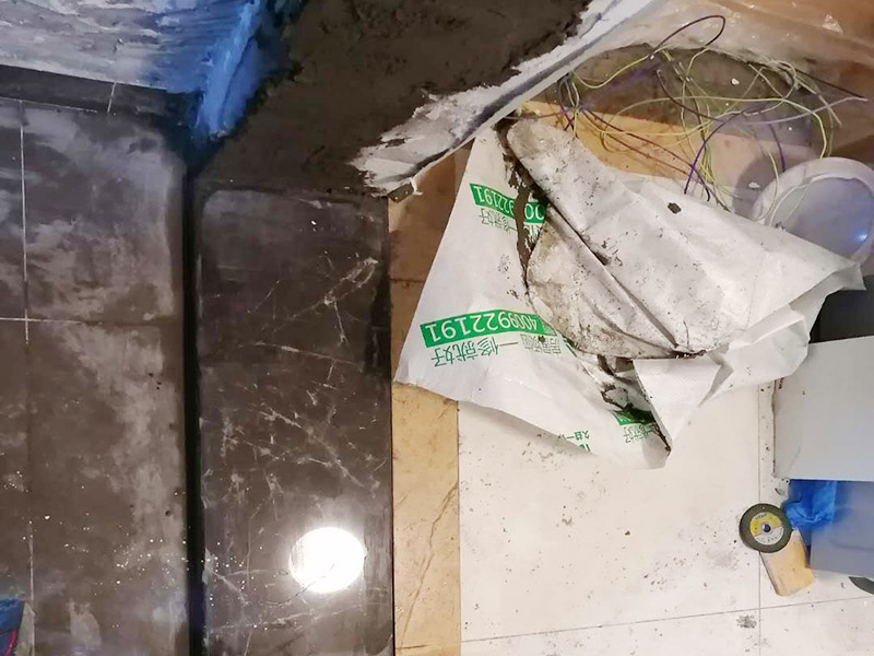 廚房局部改造：防水主要是要確保洗菜盆的位置和地面的傾角。前者最關(guān)鍵是做好接口的防水。用夾板做的櫥柜受水后通通氣就行了，但組合式的櫥柜受水后就會膨脹，致使其后表面防火板層脫離。因而櫥柜的座地部分一定要做10公分的磚臺，防水最有效。 舊廚房的內(nèi)部結(jié)構(gòu)相對要復(fù)雜一些。不僅是要請裝修公司對廚房進行丈量，還需要看看各種管道原來的位置是否合適，如果不合適則需要進行改動，則裝修公司會出一份廚房改造圖紙交給施工隊，由施工隊按圖紙進行必要的改造。