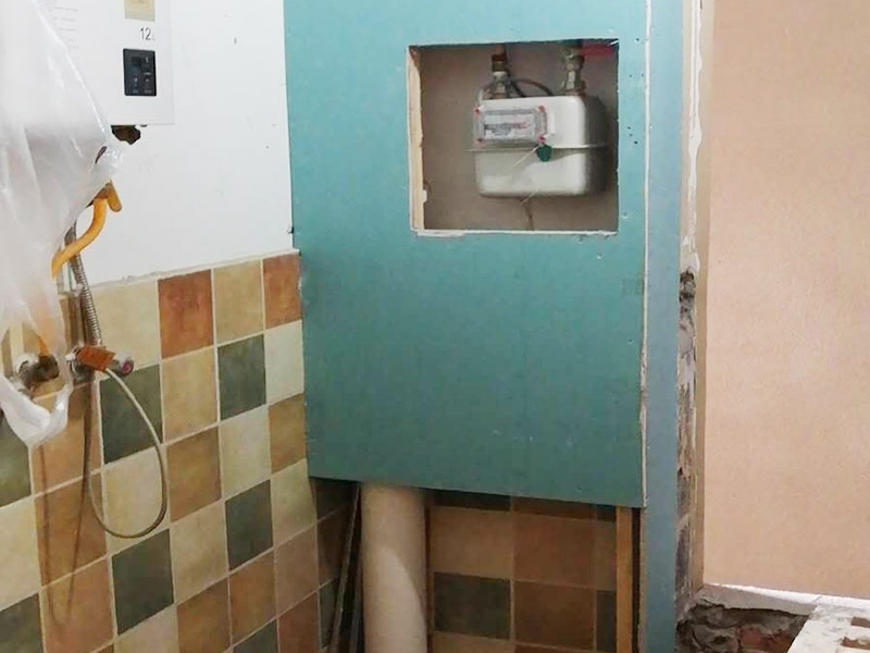 廚房局部改造：防水主要是要確保洗菜盆的位置和地面的傾角。前者最關(guān)鍵是做好接口的防水。用夾板做的櫥柜受水后通通氣就行了，但組合式的櫥柜受水后就會膨脹，致使其后表面防火板層脫離。因而櫥柜的座地部分一定要做10公分的磚臺，防水最有效。 舊廚房的內(nèi)部結(jié)構(gòu)相對要復(fù)雜一些。不僅是要請裝修公司對廚房進行丈量，還需要看看各種管道原來的位置是否合適，如果不合適則需要進行改動，則裝修公司會出一份廚房改造圖紙交給施工隊，由施工隊按圖紙進行必要的改造。