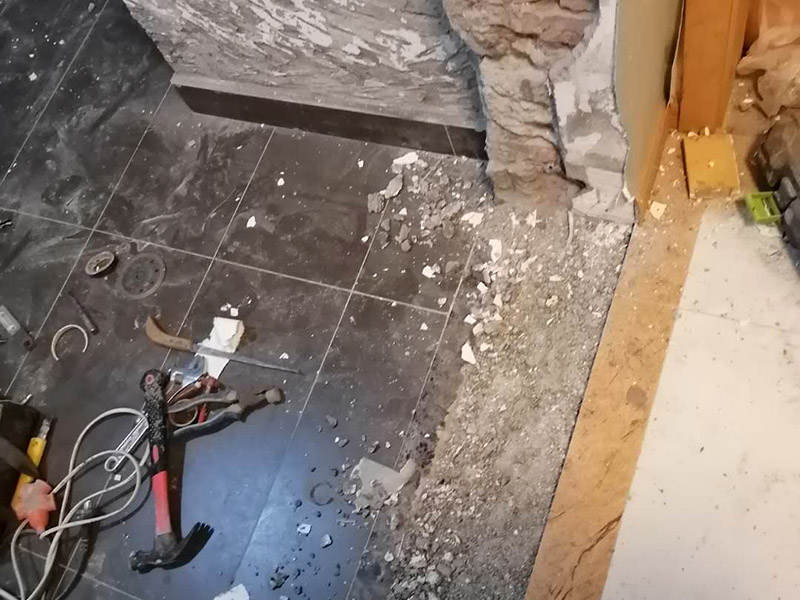 廚房局部改造：防水主要是要確保洗菜盆的位置和地面的傾角。前者最關(guān)鍵是做好接口的防水。用夾板做的櫥柜受水后通通氣就行了，但組合式的櫥柜受水后就會膨脹，致使其后表面防火板層脫離。因而櫥柜的座地部分一定要做10公分的磚臺，防水最有效。 舊廚房的內(nèi)部結(jié)構(gòu)相對要復(fù)雜一些。不僅是要請裝修公司對廚房進行丈量，還需要看看各種管道原來的位置是否合適，如果不合適則需要進行改動，則裝修公司會出一份廚房改造圖紙交給施工隊，由施工隊按圖紙進行必要的改造。