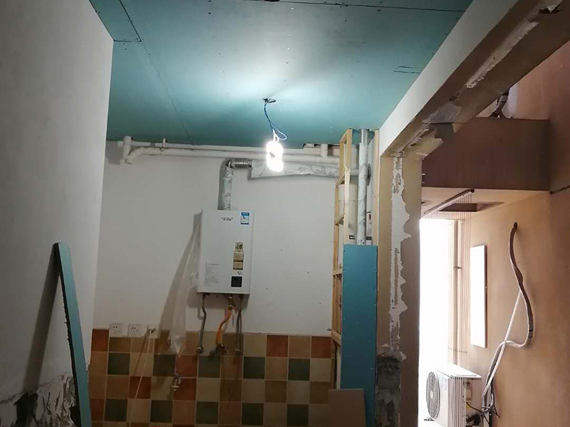 廚房局部改造：防水主要是要確保洗菜盆的位置和地面的傾角。前者最關(guān)鍵是做好接口的防水。用夾板做的櫥柜受水后通通氣就行了，但組合式的櫥柜受水后就會膨脹，致使其后表面防火板層脫離。因而櫥柜的座地部分一定要做10公分的磚臺，防水最有效。 舊廚房的內(nèi)部結(jié)構(gòu)相對要復(fù)雜一些。不僅是要請裝修公司對廚房進行丈量，還需要看看各種管道原來的位置是否合適，如果不合適則需要進行改動，則裝修公司會出一份廚房改造圖紙交給施工隊，由施工隊按圖紙進行必要的改造。