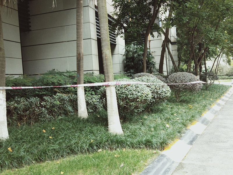 高空施工準(zhǔn)備工作：(1)施工前，應(yīng)逐級(jí)進(jìn)行安全技術(shù)教育及交底，落實(shí)所有安全技術(shù)措施和人身防護(hù)用 品，未經(jīng)落實(shí)時(shí)不得進(jìn)行施工。(2)高處作業(yè)中的安全標(biāo)志、工具、儀表、電氣設(shè)施和各種設(shè)備，必須在施工前加以 檢查，確認(rèn)其完好，方能投入使用。