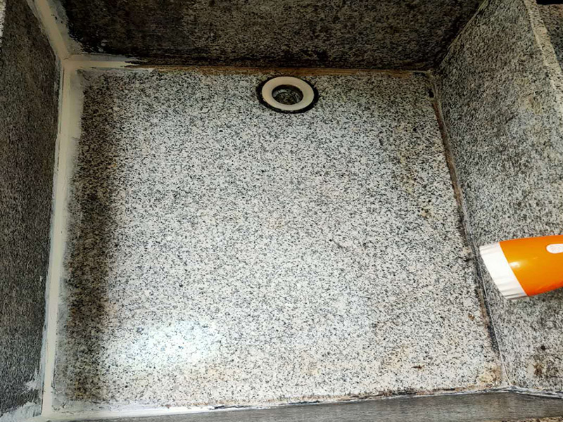 水池漏水打膠：1、將水池放好后，用筆沿著盆四邊畫一圈，然后把水池取上來；沿著畫的線打一圈玻璃膠，打好后把盆放下去壓一下，把多出來的膠用刮板刮掉就可以了。 2、玻璃膠可以換成密封條，密封條也具有防水的作用。密封條是硅膠制成，和玻璃膠的成分大體相同，防水的效果是完全相同的。