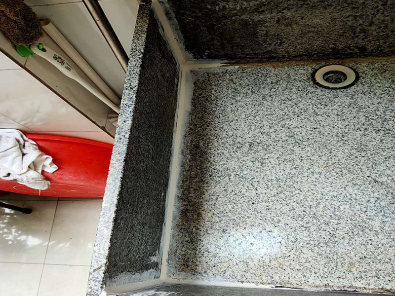 水池漏水打膠：1、將水池放好后，用筆沿著盆四邊畫一圈，然后把水池取上來；沿著畫的線打一圈玻璃膠，打好后把盆放下去壓一下，把多出來的膠用刮板刮掉就可以了。 2、玻璃膠可以換成密封條，密封條也具有防水的作用。密封條是硅膠制成，和玻璃膠的成分大體相同，防水的效果是完全相同的。