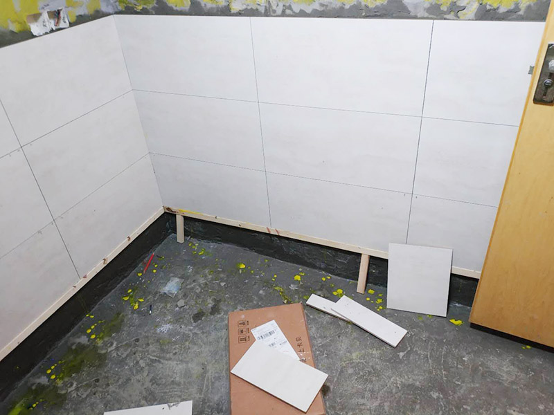 廚房陽臺墻磚鋪貼:首先應(yīng)除去基層表面的污垢，油漬，浮灰;除去基層上所有涂料層，膩子層;如果基層未能達(dá)到平整度要求，需對基層進(jìn)行預(yù)先的找平處理。鋪貼瓷磚前需事先找好垂直線，以此為基準(zhǔn)鋪貼的瓷磚高低均勻、垂直美觀;此外，施工前在墻體四周需彈出標(biāo)高控制線，在地面彈出十字線，以控制地磚分隔尺寸。 調(diào)制粘結(jié)劑：加水后將粘結(jié)劑漿料攪拌至潤滑均勻，無明顯塊狀或糊狀結(jié)塊，攪拌后的漿料靜置5-10分鐘后再稍加攪拌1-2分鐘即可使用。將瓷磚平整地鋪貼在基層上，使用橡膠錘將瓷磚拍實鋪平。施工過程中，可小幅度轉(zhuǎn)動瓷磚，使?jié){料與瓷磚背面充分接觸。瓷磚鋪貼結(jié)束后24小時，可進(jìn)行嵌縫施工。將調(diào)制好的嵌縫劑均勻地涂在磚與磚的縫隙內(nèi)。