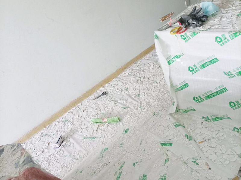 天花板翻新成品保護(hù):檢查舊房墻面基層問題，對(duì)癥下藥施工，如果墻面裝修5年甚至10年以上，墻面有開裂，滲水，起皮或者之前有貼過墻紙的舊房，就需要將原墻紙撕掉，將墻面鏟至毛坯層，做鏟墻施工，如近幾年裝修過的房子，則不需要做鏟墻施工，墻面基層無明顯破損，打磨膩?zhàn)踊蛘咧匦屡文佔(zhàn)?，做乳膠漆施工即可。 成品保護(hù)：將房中小件物品搬移到柜子，儲(chǔ)物柜等不需要施工的位置，如樓梯間，衛(wèi)生間等，利用專業(yè)的遮蔽保護(hù)膜貼在地面，包裝家具，避免施工期間對(duì)家中的物品造成損害和污染。