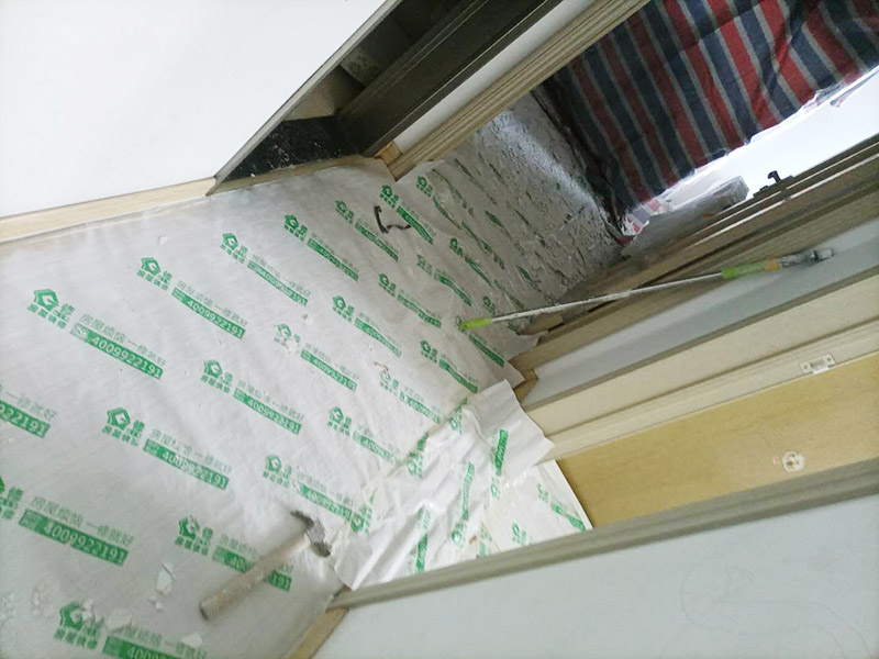 天花板翻新成品保護(hù):檢查舊房墻面基層問題，對(duì)癥下藥施工，如果墻面裝修5年甚至10年以上，墻面有開裂，滲水，起皮或者之前有貼過墻紙的舊房，就需要將原墻紙撕掉，將墻面鏟至毛坯層，做鏟墻施工，如近幾年裝修過的房子，則不需要做鏟墻施工，墻面基層無明顯破損，打磨膩?zhàn)踊蛘咧匦屡文佔(zhàn)?，做乳膠漆施工即可。 成品保護(hù)：將房中小件物品搬移到柜子，儲(chǔ)物柜等不需要施工的位置，如樓梯間，衛(wèi)生間等，利用專業(yè)的遮蔽保護(hù)膜貼在地面，包裝家具，避免施工期間對(duì)家中的物品造成損害和污染。