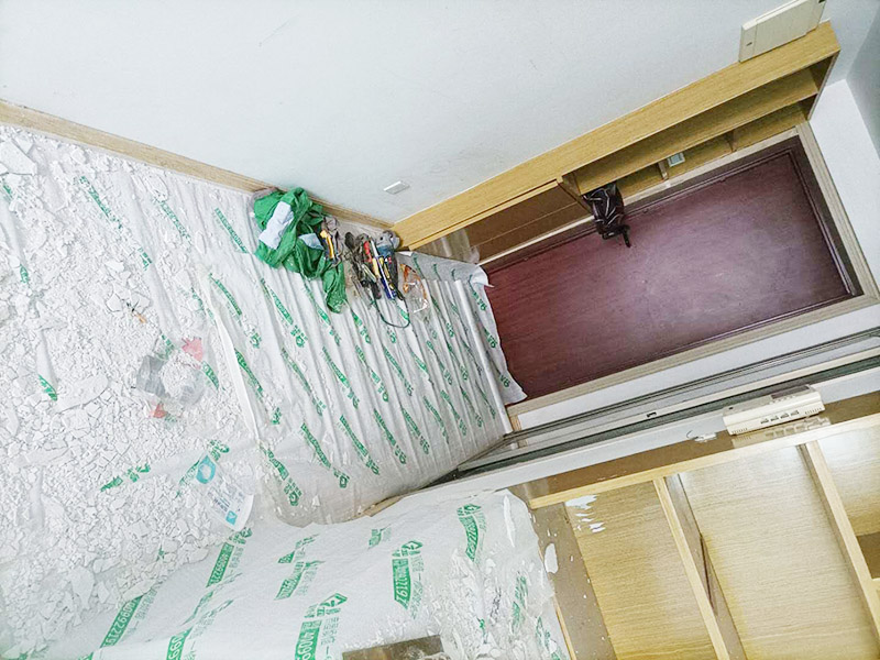 天花板翻新成品保護(hù):檢查舊房墻面基層問題，對(duì)癥下藥施工，如果墻面裝修5年甚至10年以上，墻面有開裂，滲水，起皮或者之前有貼過墻紙的舊房，就需要將原墻紙撕掉，將墻面鏟至毛坯層，做鏟墻施工，如近幾年裝修過的房子，則不需要做鏟墻施工，墻面基層無明顯破損，打磨膩?zhàn)踊蛘咧匦屡文佔(zhàn)樱鋈槟z漆施工即可。 成品保護(hù)：將房中小件物品搬移到柜子，儲(chǔ)物柜等不需要施工的位置，如樓梯間，衛(wèi)生間等，利用專業(yè)的遮蔽保護(hù)膜貼在地面，包裝家具，避免施工期間對(duì)家中的物品造成損害和污染。