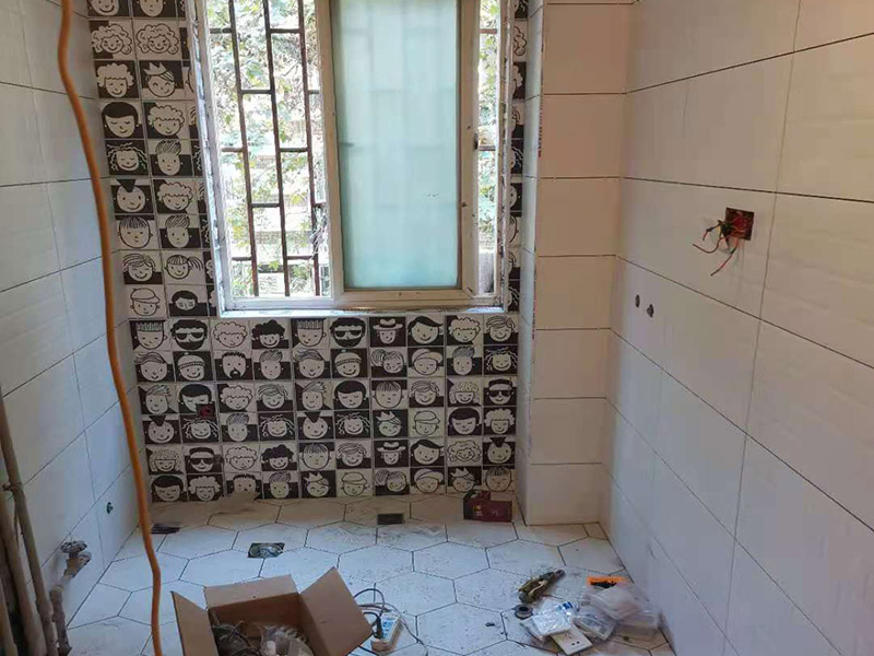 衛(wèi)生間翻新案例：衛(wèi)生間翻新最主要的目的，就是要更換水電，尤其是那些隱蔽性極強(qiáng)，一般埋在地下或墻壁內(nèi)的。在進(jìn)行翻新的時(shí)候，最好一并更換，不管有沒(méi)有問(wèn)題，這樣都能給日后的生活帶來(lái)保障。更換完水電之后，就可以進(jìn)行瓷磚的鋪貼了。不管是地面還是墻面，都是一個(gè)比較大的工程。在衛(wèi)生間翻新前先找平地面和墻面，清楚所有雜物。然后先對(duì)墻面進(jìn)行鋪設(shè)，墻面一般多是小塊的瓷磚比較好施工。地面就要注意一些了，需要設(shè)置輔助線(xiàn)來(lái)進(jìn)行施工，還要注意下水管等地方，這些地方都需要低于地面高度的哦！