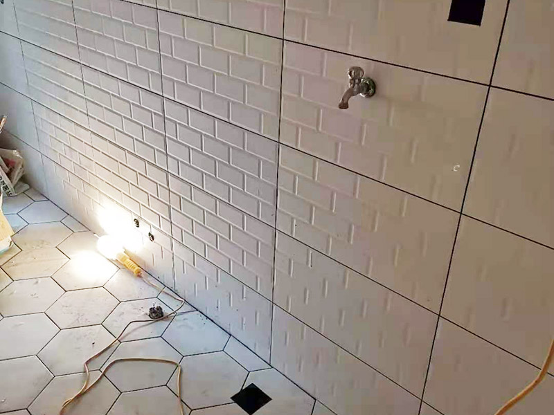 衛(wèi)生間翻新案例：衛(wèi)生間翻新最主要的目的，就是要更換水電，尤其是那些隱蔽性極強(qiáng)，一般埋在地下或墻壁內(nèi)的。在進(jìn)行翻新的時(shí)候，最好一并更換，不管有沒(méi)有問(wèn)題，這樣都能給日后的生活帶來(lái)保障。更換完水電之后，就可以進(jìn)行瓷磚的鋪貼了。不管是地面還是墻面，都是一個(gè)比較大的工程。在衛(wèi)生間翻新前先找平地面和墻面，清楚所有雜物。然后先對(duì)墻面進(jìn)行鋪設(shè)，墻面一般多是小塊的瓷磚比較好施工。地面就要注意一些了，需要設(shè)置輔助線(xiàn)來(lái)進(jìn)行施工，還要注意下水管等地方，這些地方都需要低于地面高度的哦！