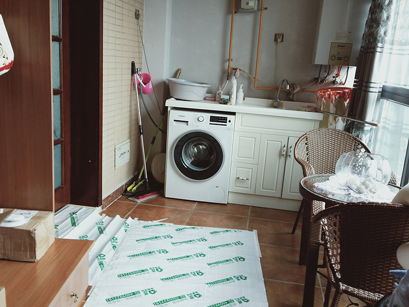 走廊過(guò)道成品保護(hù)：各種裝修物料的進(jìn)場(chǎng)以及各種建筑裝修垃圾的清理，都會(huì)經(jīng)過(guò)入戶門(mén)，這些物品在搬運(yùn)的過(guò)程中，與入戶門(mén)發(fā)生磕碰、摩擦的機(jī)率大大增加，所以，第一個(gè)需要做好成品保護(hù)的地方就是我們的入戶門(mén)。建議：在裝修開(kāi)工前直到家具進(jìn)場(chǎng)期間，都需要對(duì)入戶門(mén)進(jìn)行保護(hù)！對(duì)于這一點(diǎn)，可以使用成品保護(hù)膜將門(mén)包裹。