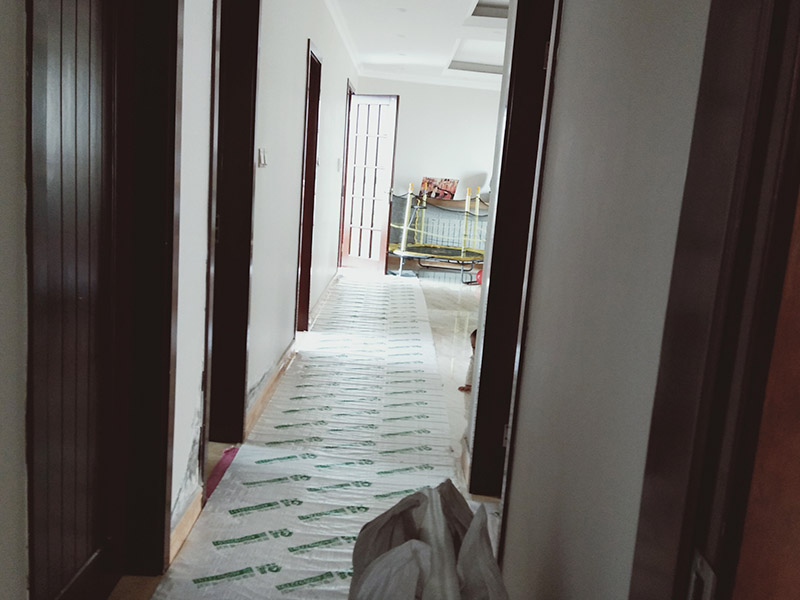 走廊過(guò)道成品保護(hù)：各種裝修物料的進(jìn)場(chǎng)以及各種建筑裝修垃圾的清理，都會(huì)經(jīng)過(guò)入戶門(mén)，這些物品在搬運(yùn)的過(guò)程中，與入戶門(mén)發(fā)生磕碰、摩擦的機(jī)率大大增加，所以，第一個(gè)需要做好成品保護(hù)的地方就是我們的入戶門(mén)。建議：在裝修開(kāi)工前直到家具進(jìn)場(chǎng)期間，都需要對(duì)入戶門(mén)進(jìn)行保護(hù)！對(duì)于這一點(diǎn)，可以使用成品保護(hù)膜將門(mén)包裹。