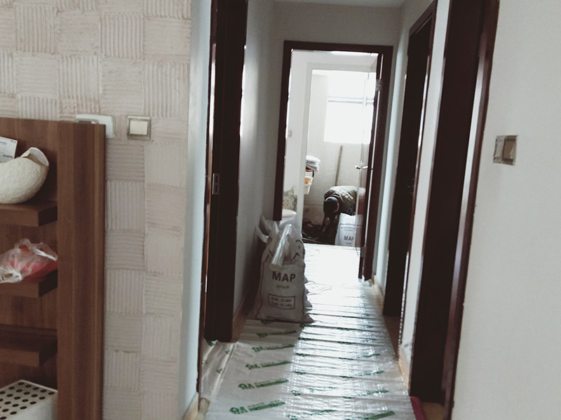 走廊過(guò)道成品保護(hù)：各種裝修物料的進(jìn)場(chǎng)以及各種建筑裝修垃圾的清理，都會(huì)經(jīng)過(guò)入戶門(mén)，這些物品在搬運(yùn)的過(guò)程中，與入戶門(mén)發(fā)生磕碰、摩擦的機(jī)率大大增加，所以，第一個(gè)需要做好成品保護(hù)的地方就是我們的入戶門(mén)。建議：在裝修開(kāi)工前直到家具進(jìn)場(chǎng)期間，都需要對(duì)入戶門(mén)進(jìn)行保護(hù)！對(duì)于這一點(diǎn)，可以使用成品保護(hù)膜將門(mén)包裹。