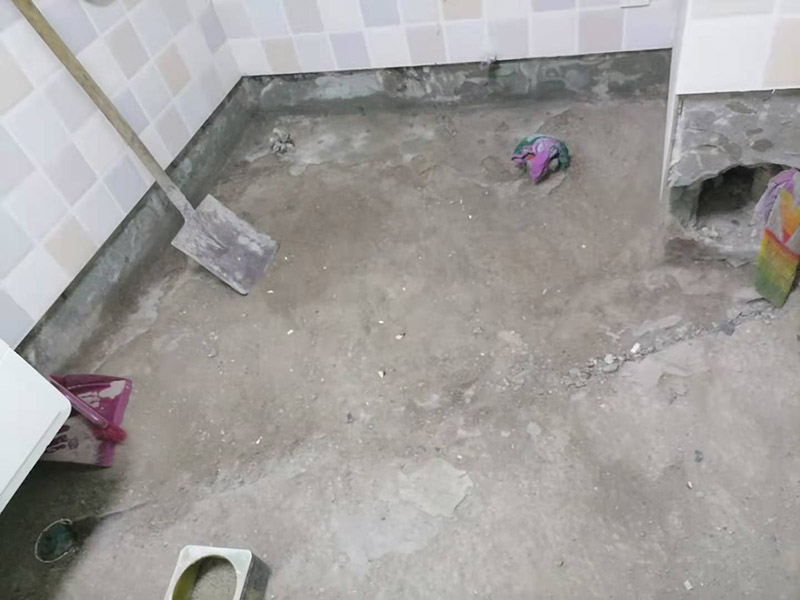 衛(wèi)生間地面清理防水：1、刷第一遍防水涂料把地面清掃干凈，防水涂料要涂滿，和基層結(jié)合牢固，沒(méi)有裂紋和氣泡，并且無(wú)脫落現(xiàn)象。涂刷的高度、厚度都要達(dá)到規(guī)定要求。2、刷第二遍防水涂料等到第一遍涂料干透之后，再刷第二遍防水涂料，不干的話，防水效果就會(huì)大打折扣。3、鋪保護(hù)層接下來(lái)就是在防水涂料的表面鋪保護(hù)層，一定要做到完全覆蓋防水層，和基層結(jié)合牢固，沒(méi)有裂紋、氣泡，也沒(méi)有脫落現(xiàn)象。4、閉水試驗(yàn)閉水試驗(yàn)是非常有必要的，地面最高的地方，誰(shuí)不能低于2cm，維持24小時(shí)，如果沒(méi)有發(fā)生滲漏就合格。如果有滲漏，必須重做防水。