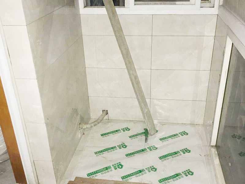 陽(yáng)臺(tái)墻地磚鋪貼：1. 地磚直線鋪設(shè)方式是最原始，最傳統(tǒng)的方法?？芍^是經(jīng)典不倒，古人的流傳至今，相信未來(lái)也依然保持的一種作法。 2.好處是:大方得體，工整，簡(jiǎn)約。讓欣賞的人感受到地磚的那份強(qiáng)烈的質(zhì)感存。 3.無(wú)論是家裝，工裝，還是場(chǎng)所，都能適用。接下來(lái)介紹的是鋪設(shè)地磚方法稍微跳動(dòng)一些的鋪法。也是在傳統(tǒng)的格局上稍稍變動(dòng)。是不按傳統(tǒng)的方法直線鋪，而是修改成走，這個(gè)方法通常被簡(jiǎn)稱(chēng)位地磚型鋪法。