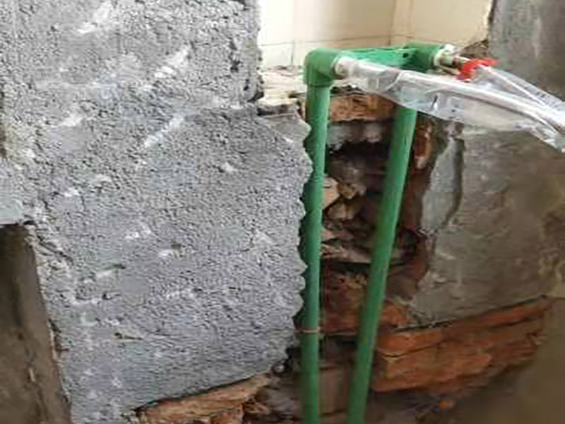 廚房水管暗管鋪設(shè):衛(wèi)生間的水管裝置前定要遵從合理步驟，一般首要和師傅參議水路的詳細(xì)走向，二是用電錘把卡子固定到墻上，三是開端用專業(yè)的熱溶機對管子進(jìn)行熱熔銜接，四是用試壓泵對整個管線進(jìn)行打壓測試，五是整理現(xiàn)場。