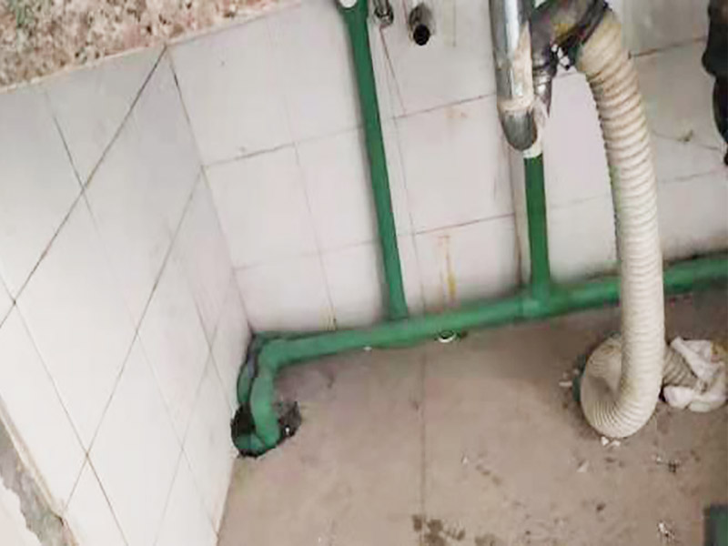 廚房水管暗管鋪設(shè):衛(wèi)生間的水管裝置前定要遵從合理步驟，一般首要和師傅參議水路的詳細(xì)走向，二是用電錘把卡子固定到墻上，三是開端用專業(yè)的熱溶機對管子進(jìn)行熱熔銜接，四是用試壓泵對整個管線進(jìn)行打壓測試，五是整理現(xiàn)場。