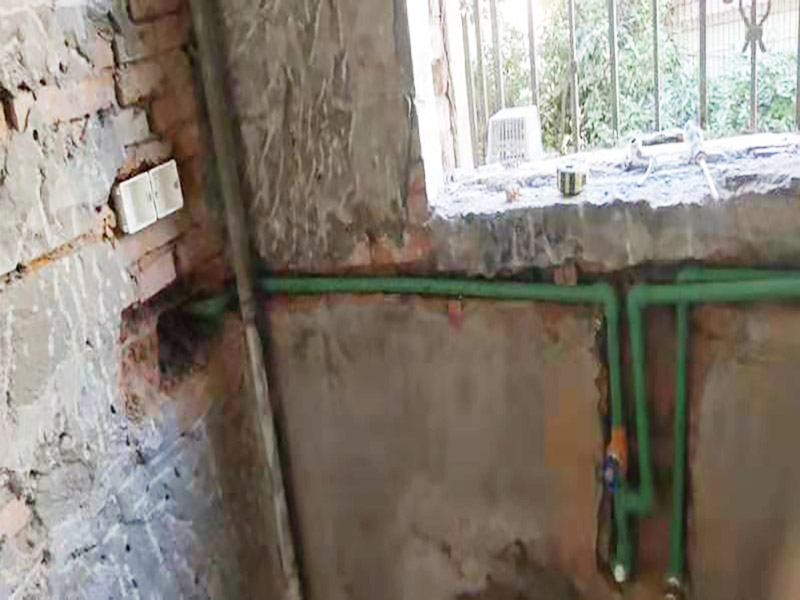 廚房水管暗管鋪設(shè):衛(wèi)生間的水管裝置前定要遵從合理步驟，一般首要和師傅參議水路的詳細(xì)走向，二是用電錘把卡子固定到墻上，三是開端用專業(yè)的熱溶機對管子進(jìn)行熱熔銜接，四是用試壓泵對整個管線進(jìn)行打壓測試，五是整理現(xiàn)場。