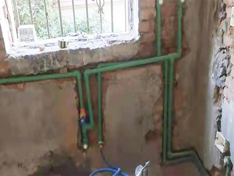 廚房水管暗管鋪設(shè):衛(wèi)生間的水管裝置前定要遵從合理步驟，一般首要和師傅參議水路的詳細(xì)走向，二是用電錘把卡子固定到墻上，三是開端用專業(yè)的熱溶機對管子進(jìn)行熱熔銜接，四是用試壓泵對整個管線進(jìn)行打壓測試，五是整理現(xiàn)場。