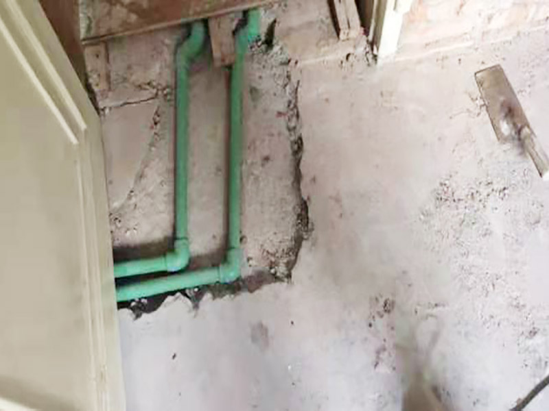 廚房水管暗管鋪設(shè):衛(wèi)生間的水管裝置前定要遵從合理步驟，一般首要和師傅參議水路的詳細(xì)走向，二是用電錘把卡子固定到墻上，三是開端用專業(yè)的熱溶機對管子進(jìn)行熱熔銜接，四是用試壓泵對整個管線進(jìn)行打壓測試，五是整理現(xiàn)場。