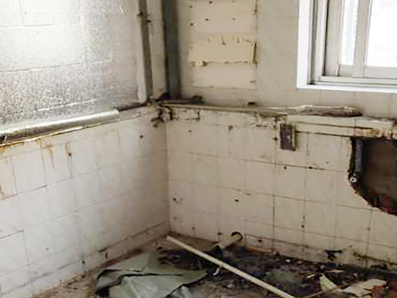 廚房拆除翻新施工：首先就是要對(duì)它進(jìn)行空間改造、水路改造和磚墻翻新這幾處一定要提前做好準(zhǔn)備和進(jìn)行規(guī)劃才行。比如說像對(duì)廚房改造中，要做就是對(duì)它的空間進(jìn)行規(guī)劃好和布局。廚房的上水部分那么可以把它更換成PPR之類新型管材，然后再把它進(jìn)行暗埋，但是廚房的下水部分，這個(gè)地方也是不能進(jìn)行改動(dòng)的，如果一定要進(jìn)行改動(dòng)，記住一定要咨詢清楚物業(yè)再動(dòng)手。