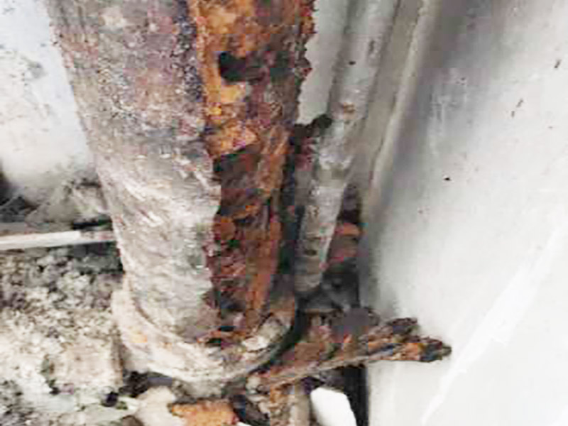 廚房拆除翻新施工：首先就是要對(duì)它進(jìn)行空間改造、水路改造和磚墻翻新這幾處一定要提前做好準(zhǔn)備和進(jìn)行規(guī)劃才行。比如說像對(duì)廚房改造中，要做就是對(duì)它的空間進(jìn)行規(guī)劃好和布局。廚房的上水部分那么可以把它更換成PPR之類新型管材，然后再把它進(jìn)行暗埋，但是廚房的下水部分，這個(gè)地方也是不能進(jìn)行改動(dòng)的，如果一定要進(jìn)行改動(dòng)，記住一定要咨詢清楚物業(yè)再動(dòng)手。