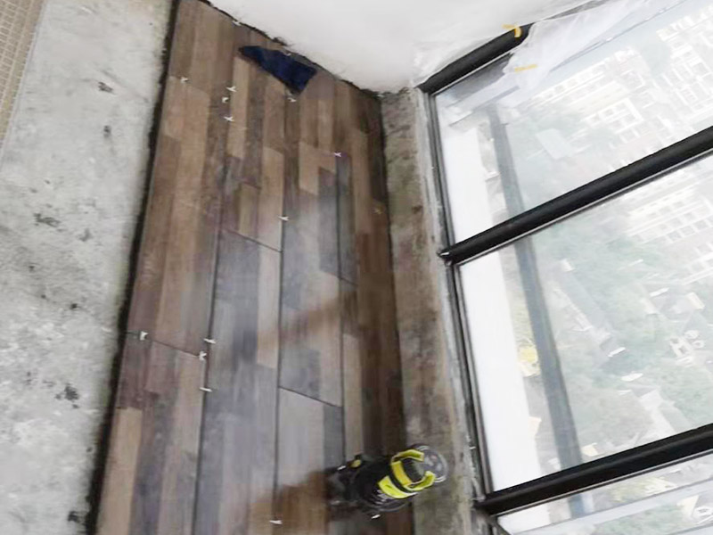 地板拆除翻新案例：1、可以不拆除，但是要求地面保護非常好，你要看好工人，他們干起活來可不會為你考慮如何小心的，他們會怎么省事怎么來的。 2、地板拆除后再安裝肯定有損壞的，并且有的地方是完全無法安裝，工人肯定會用膠給他粘在上的，你還要反復(fù)花錢，得不償失呀。 3、鏟除墻皮后刮膩子只要保證踢腳線地方小心點別弄得太濕就好了。