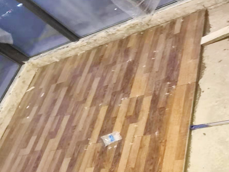 地板拆除翻新案例：1、可以不拆除，但是要求地面保護非常好，你要看好工人，他們干起活來可不會為你考慮如何小心的，他們會怎么省事怎么來的。 2、地板拆除后再安裝肯定有損壞的，并且有的地方是完全無法安裝，工人肯定會用膠給他粘在上的，你還要反復(fù)花錢，得不償失呀。 3、鏟除墻皮后刮膩子只要保證踢腳線地方小心點別弄得太濕就好了。