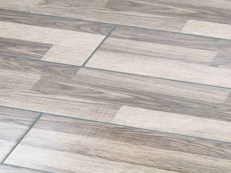 地板拆除翻新案例：1、可以不拆除，但是要求地面保護非常好，你要看好工人，他們干起活來可不會為你考慮如何小心的，他們會怎么省事怎么來的。 2、地板拆除后再安裝肯定有損壞的，并且有的地方是完全無法安裝，工人肯定會用膠給他粘在上的，你還要反復(fù)花錢，得不償失呀。 3、鏟除墻皮后刮膩子只要保證踢腳線地方小心點別弄得太濕就好了。