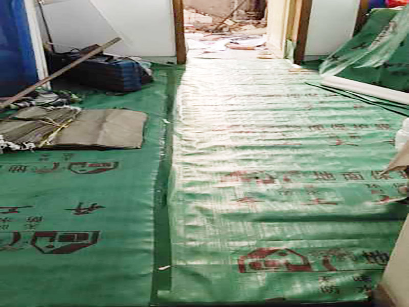 家具保護(hù)施工：遠(yuǎn)離裝修區(qū)域的家居不需要過度防護(hù)，只需使用防塵塑料膜布遮蓋即可。地板保護(hù)，地板保護(hù)需要使用pvc+棉保護(hù)膜 （薄的保護(hù)膜會(huì)在裝修過程中踩壞），沿墻邊使用家較寬的地板專用膠帶密封。家居保護(hù)只需要使用普通pvc保護(hù)膜即可，注意下方要留足保護(hù)膜遮蓋下方地板。門窗保護(hù):使用無紡布門窗保護(hù)膜，裁剪適當(dāng)大小貼在窗戶上級窗戶框上即可。門使用pvc保護(hù)膜。小的突起如電源插座，使用保護(hù)膜覆蓋用較窄的地板專用膠帶密封。 注意：所有的密封都不要貼到需要粉刷裝修的墻面上。